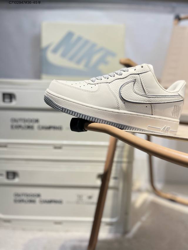 耐克 Nike Air Force 1 '07空军一号 中帮百搭休闲运动板鞋。柔软、弹性十足的缓震性能和出色的中底设计，横跨复古与现代的外型结合，造就出风靡全球
