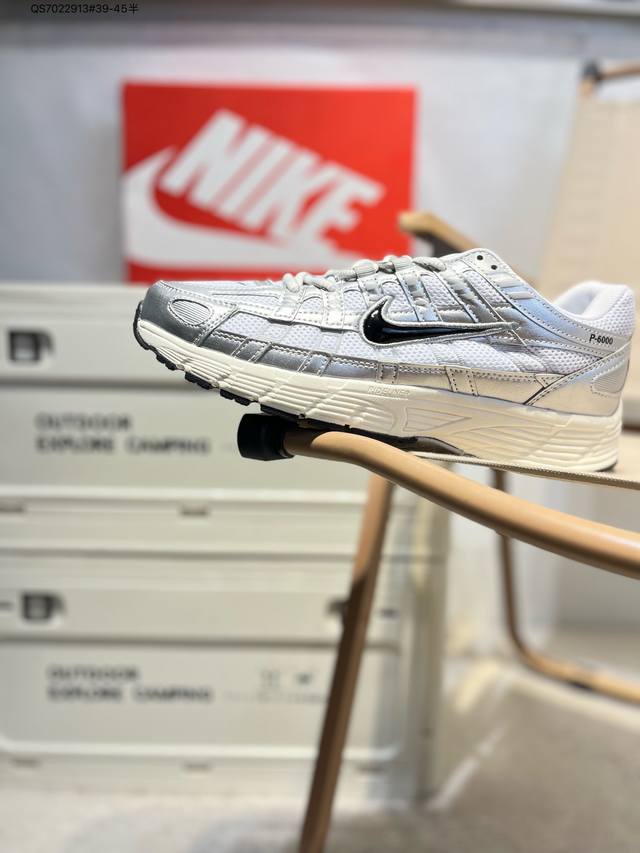 耐克 Nike P-6000 Laser Blue 复古科技个性运动老爹鞋。该鞋款鞋面采用纵横交错的覆面，重现 0 年代跑鞋风格，同时搭配缓震鞋垫，带来舒适的步