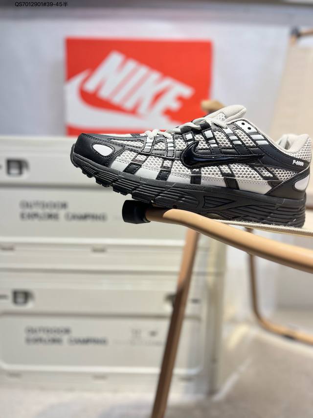 耐克 Nike P-6000 Laser Blue 复古科技个性运动老爹鞋。该鞋款鞋面采用纵横交错的覆面，重现 0 年代跑鞋风格，同时搭配缓震鞋垫，带来舒适的步