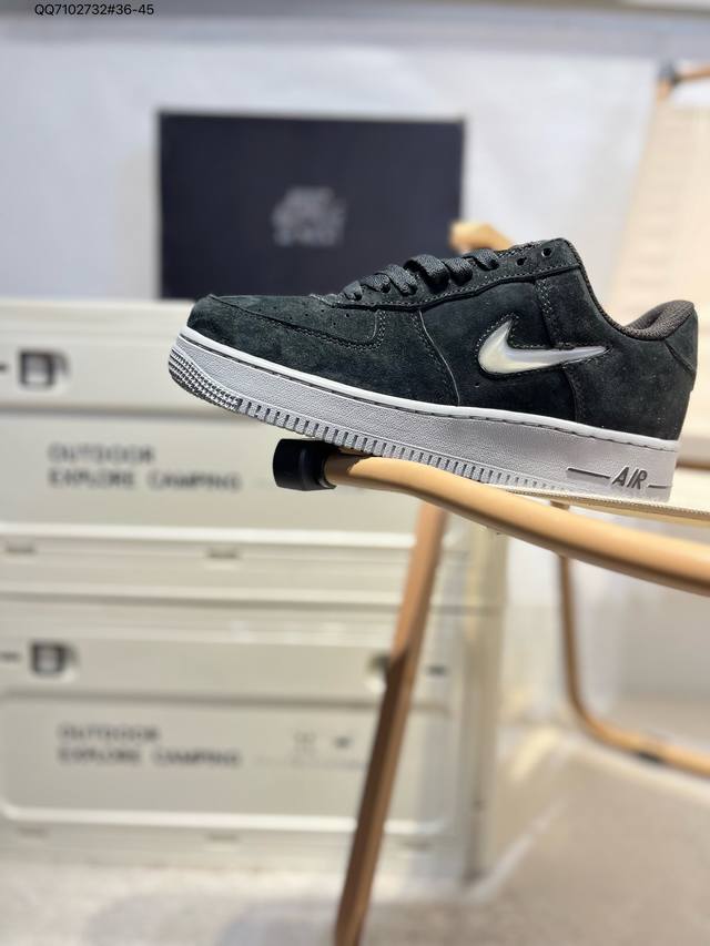 耐克 Nike Air Force 1 '07空军一号 百搭休闲运动板鞋。柔软、弹性十足的缓震性能和出色的中底设计，横跨复古与现代的外型结合，造就出风靡全球三十