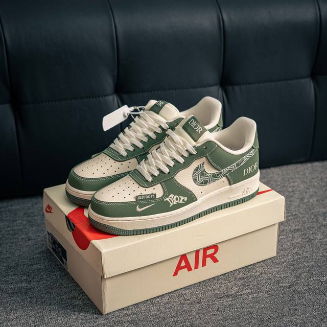 核心私 Air Force 1 原装级别 原楦头原纸板 打造纯正空军版型专注外贸渠道 全掌内置蜂窝气垫 原盒配件 原厂中底钢印、拉帮完美 货号：Kk1988 0