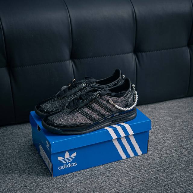 核心私 Adidas Originals Sl 72 Og 超轻便透气复古慢跑鞋 鞋头的设计饱满圆润 鞋面是翻毛皮和尼龙材质结合 上脚舒适柔软 橡胶大底非常耐磨