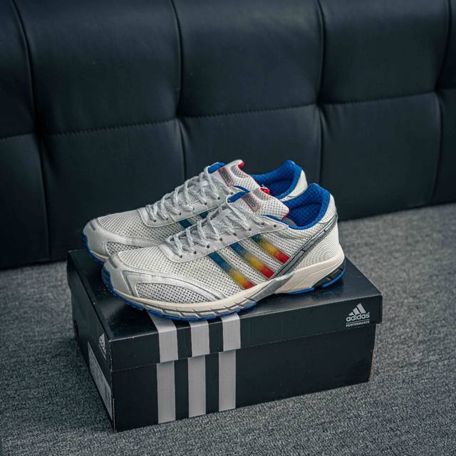 核心私 Adidas Adios Neftenga 阿迪透气轻盈低帮跑步鞋 货号：J P9930 尺码：36 36.5 37 38 38.5 39 40 40.