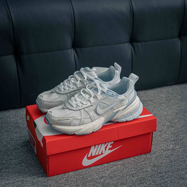 核心私 Nike V2K Run 减震防滑复古低帮跑步鞋 材质上使用大面积网眼 皮革 Tpu 组成 支撑和透气性肯定不错 中底处由 Cushlon 泡绵打造 保