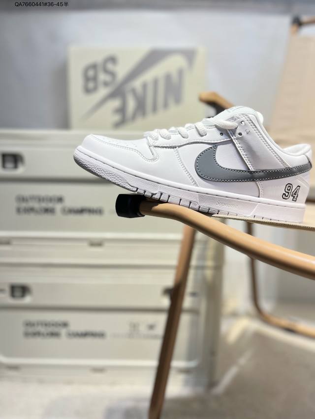 耐克Nike Dunk Low 板鞋Sb系列经典百搭休闲运动板鞋加厚鞋舌的填充，使舒适性大大提升，同时也更方便穿脱中底部分则加入了脚感柔软舒适Zoomair气垫