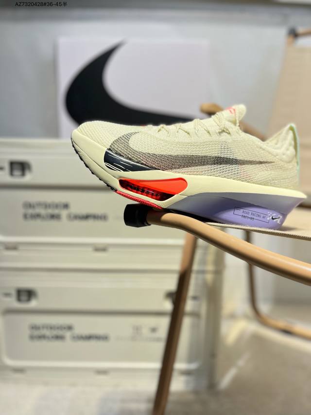 nike Air Zoom Alphafly Next% 整体采用前作的设计语言，并且对后者的细节进行升级，马拉松和长距离路跑的性能极限设计而生Fd8315 A