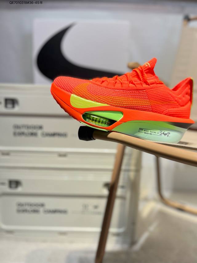新品发布 Nike Air Zoom Alphafly Next%整体采用前作的设计语言，并且对后者的细节进行升级，马拉松和长距离路跑的性能极限设计而生。 货号