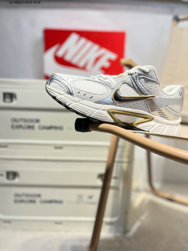nike V5 Rnr 舒适百搭防滑耐磨 低帮跑步鞋 舒适有型适合日常穿着该鞋款延续千禧年经典设计搭载泡绵中底厚实而轻盈匠心细节巧搭立体耐克勾标志焕新演绎复古跑
