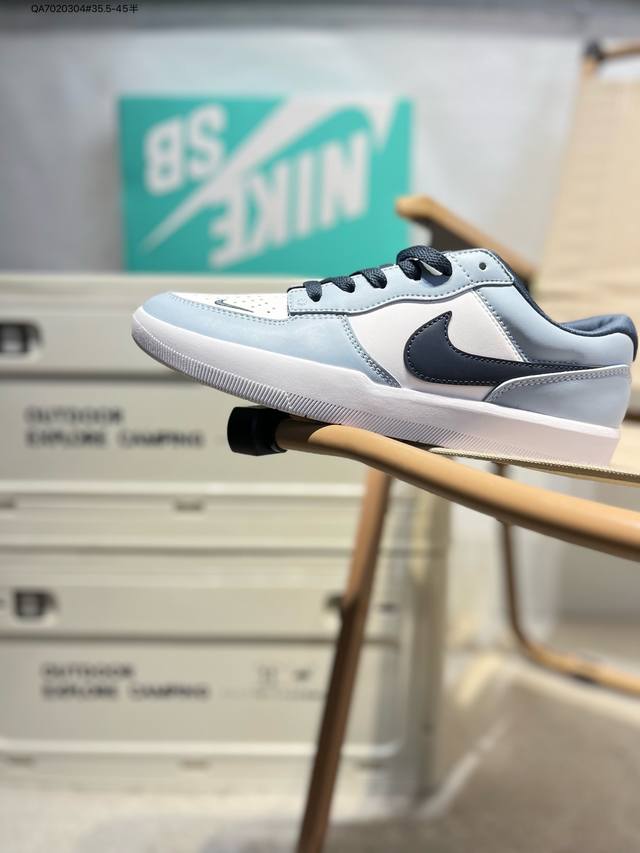 耐克Nike Sb Force 58 运动滑板鞋。这是一款将前沿创新带入街头的单品，它具有硫化杯底，具有出色的耐用性和灵活性。使用柔软皮革和帆布拼接，在饰面上放