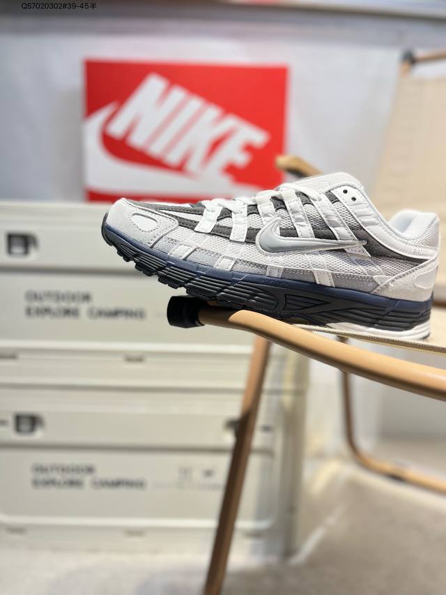 耐克 Nike P-6000 Laser Blue 复古科技个性运动老爹鞋。该鞋款鞋面采用纵横交错的覆面，重现 0 年代跑鞋风格，同时搭配缓震鞋垫，带来舒适的步
