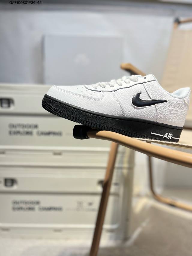 耐克 Nike Air Force 1 '07空军一号 百搭休闲运动板鞋。柔软、弹性十足的缓震性能和出色的中底设计，横跨复古与现代的外型结合，造就出风靡全球三十
