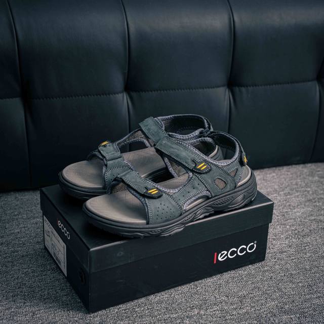 核心私 Ecco爱步运动凉鞋男款牛皮舒适沙滩凉鞋 越野系列 便捷魔术贴设计，可自由调节松紧，方便穿脱 鞋面采用Ecco家族工艺牛皮 纹理自然，细腻柔软 橡胶大底