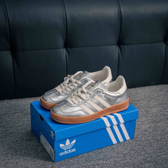 核心私 Adidas Originals Gazelle Indoor 三叶草复古防滑耐磨低帮板鞋 鞋款采用柔软的绒面革和耐用的皮革衬里融合在橡胶外底上 货号：