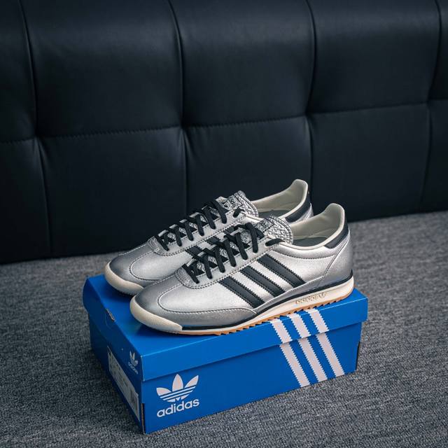 核心私 Adidas Originals Sl 72 Og 超轻便透气复古慢跑鞋 鞋头的设计饱满圆润 鞋面是翻毛皮和尼龙材质结合 上脚舒适柔软 橡胶大底非常耐磨