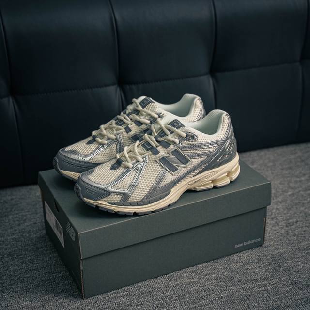 核心私 New Balance 1906系列 休闲鞋 #采用轻质牛剖革拼接透气网眼衬垫织物鞋面材质 T-Beam大底提供足步弓支撑，保持步态稳定 后跟搭载外露缓