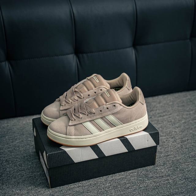 核心私 Adidas Grand Court Alpha 复古潮流休闲面包鞋 原装纯原级 生生不息的经典之作，短绒麂皮面料，质感满满。 加厚了中底，提供出色的缓