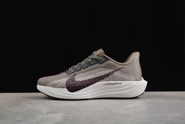 nike Pegasus Plus 飞马系列透气缓震运动跑鞋 Fq726 05 后跟覆面和中足动态支撑巧妙融合 缔造稳定顺畅的迈步体验Z0Omx和React混合