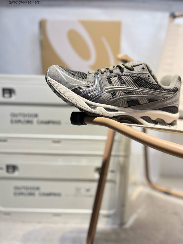 asics Gel-Kayano 14亚瑟士经典跑鞋 如今机能风和户外风吹得正劲，便是主打“Urban Outdoor机能越野风格”，城市和户外场景都能轻松应对
