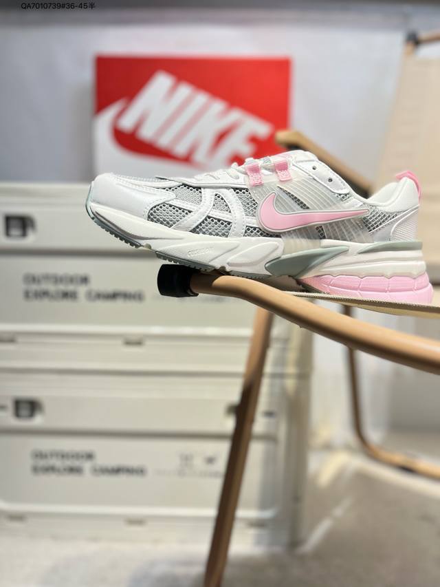 nk V2K Runtekk 减震防滑低帮 复古老爹鞋跑步鞋 鞋款被命名为 Runtekk 设计上借鉴了 2000 年的跑鞋风格 配色上以金属银为主调 简练又有
