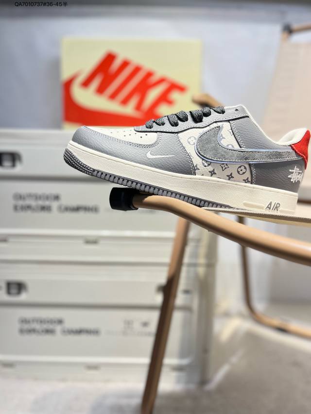 斯图西 X 耐克 Nike Air Force 1 '07空军一号 百搭休闲运动板鞋。柔软、弹性十足的缓震性能和出色的中底设计，横跨复古与现代的外型结合，造就出