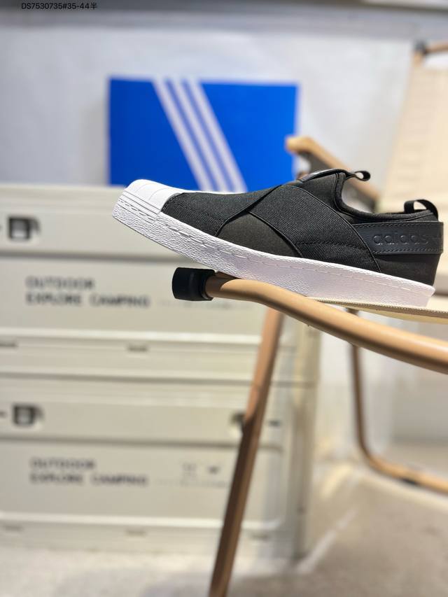 adidas Originals Superstar Slip On 黑白 贝壳头的用法，不止一种。交叉式束带，演绎经典鞋款的别样风情。50年前，Adidas