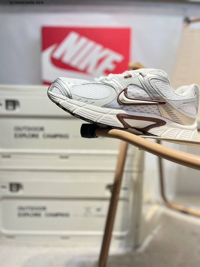 nike V5 Rnr 舒适百搭防滑耐磨 低帮跑步鞋 舒适有型适合日常穿着该鞋款延续千禧年经典设计搭载泡绵中底厚实而轻盈匠心细节巧搭立体耐克勾标志焕新演绎复古跑