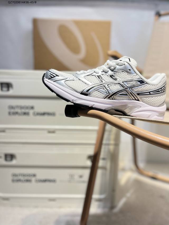 asics Gel-1 亚瑟士经典跑鞋 如今机能风和户外风吹得正劲，便是主打“Urban Outdoor机能越野风格”，城市和户外场景都能轻松应对。关键是跑鞋的