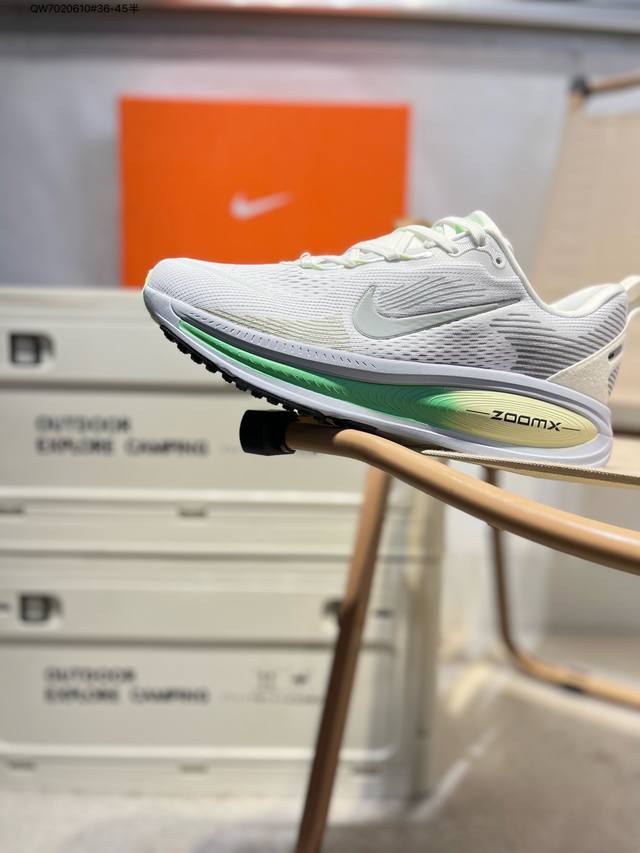 nike Vomero 18 耐克 舒适减震防滑 低帮跑步鞋 全掌Reactx泡绵中底 前掌和后跟还配备了Air Zoom气垫单元 据说跑起来更快更舒适哦 这次