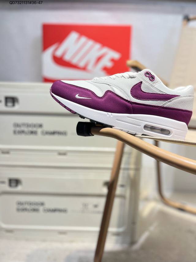 nk Air Max 1 初代复古气垫慢跑鞋 由Tinker Hatfeld和Mark Parker在1987年设计 灵感来自于巴黎蓬皮杜中心 Tinker H