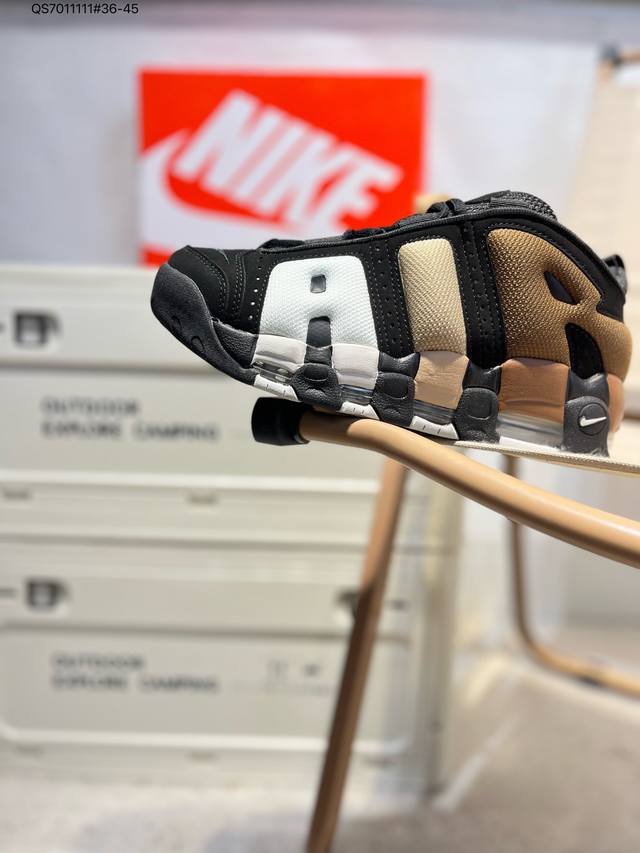 nk Air More Uptempo ’96 Slide 皮蓬 以流行于街头的涂鸦文化为设计灵感，整体的设计风格夸张而充满魅力，厚实而充满质感的皮质鞋面两侧印