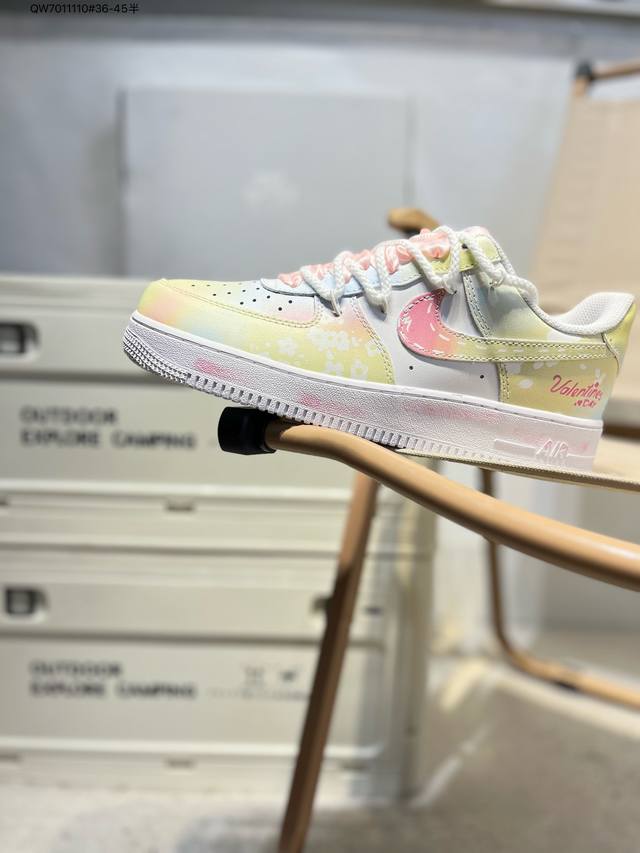 耐克 Nike Air Force 1 '07空军一号 百搭休闲运动板鞋。柔软、弹性十足的缓震性能和出色的中底设计，横跨复古与现代的外型结合，造就出风靡全球三十