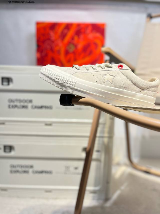 converse One Star Pro 龙年限定 匡威龙年星运系列休闲滑板鞋 为经典鞋款增添龙年新意 翻毛皮鞋面拼接多处龙纹设计 点燃复古风潮 注入满满年味