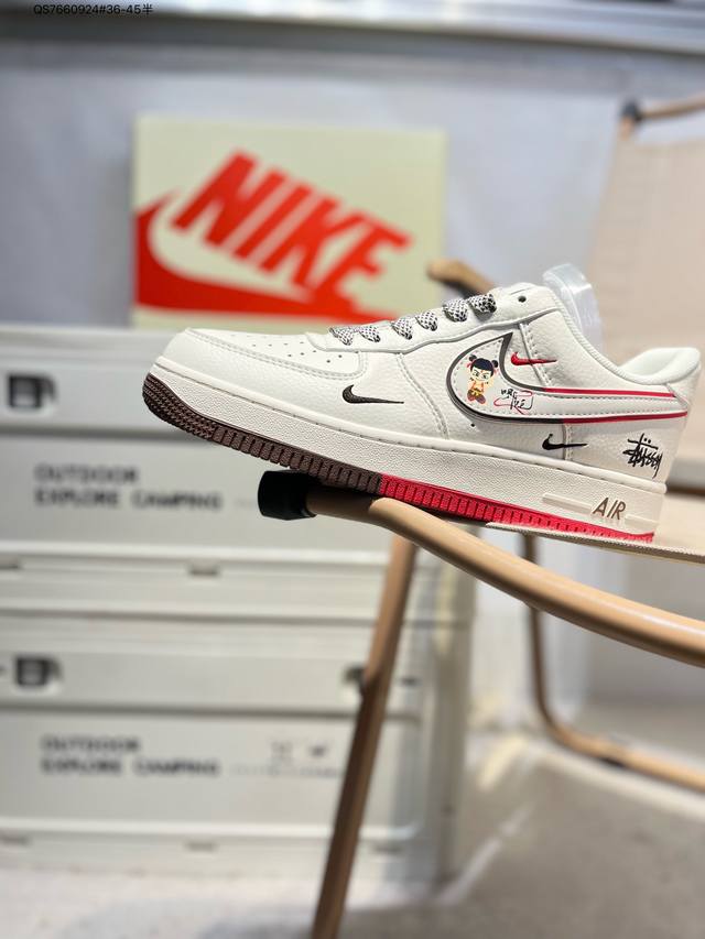 耐克 Nike Air Force 1 '07空军一号 百搭休闲运动板鞋。柔软、弹性十足的缓震性能和出色的中底设计，横跨复古与现代的外型结合，造就出风靡全球三十