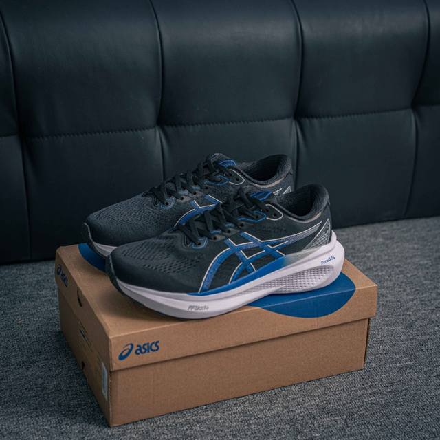 核心私 Asics Gel-Kayano 30简约百搭舒适耐磨透气低帮跑步鞋，Kayano是由板砖脚感进化而来的亚瑟士稳定跑鞋。在第30代，在支撑中保证了稳定。