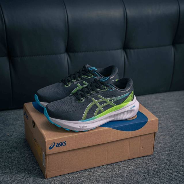核心私 Asics Gel-Kayano 30简约百搭舒适耐磨透气低帮跑步鞋，Kayano是由板砖脚感进化而来的亚瑟士稳定跑鞋。在第30代，在支撑中保证了稳定。