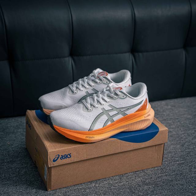 核心私 Asics Gel-Kayano 30简约百搭舒适耐磨透气低帮跑步鞋，Kayano是由板砖脚感进化而来的亚瑟士稳定跑鞋。在第30代，在支撑中保证了稳定。
