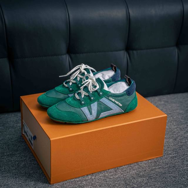 核心私 2025早春发布新款Louis Vuitton Sneakerina 德训鞋 芭蕾舞鞋 采用 Sacchetto 制鞋工艺，赋予柔韧鞋底与轻盈内部设计，
