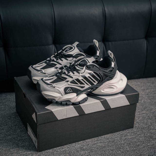 核心私 Adidas Xlg Runner Deluxe 潮流前卫科技 休闲运动老爹鞋 未来科技主义线条勾勒前卫张力 呈现饱满立体的3D感鞋身 浑厚中底搭载轻薄