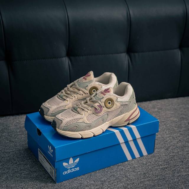 核心私 Adidas Originals Astir 复古单品 这款Adidas Astir 慢跑鞋,助你向世界展示自己的态度。灵感源自00年代的亮眼跑鞋,金属