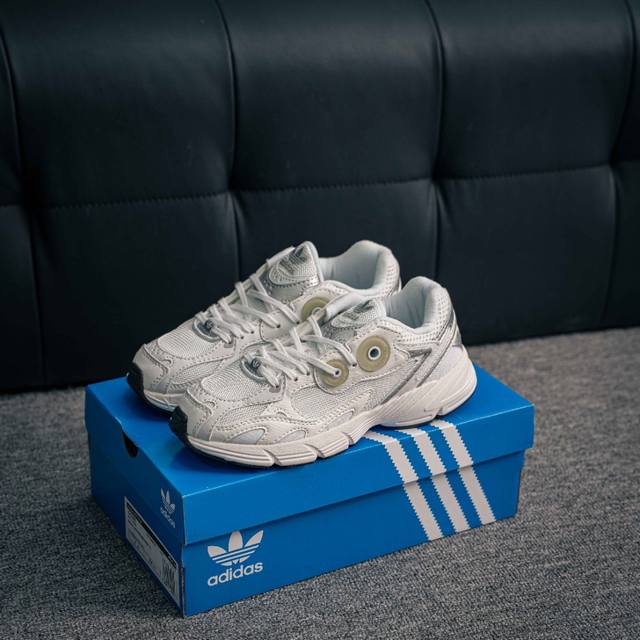 核心私 Adidas Originals Astir 复古单品 这款Adidas Astir 慢跑鞋,助你向世界展示自己的态度。灵感源自00年代的亮眼跑鞋,金属