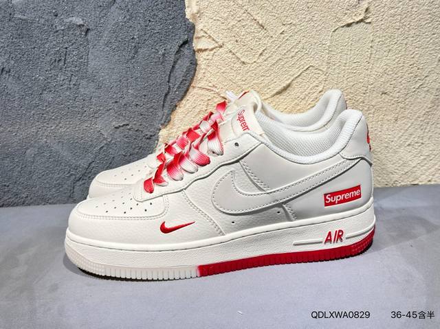 新品上市实拍 耐克Nike Air Force 1“07空军一号低帮百搭休闲运动板鞋。柔软、弹性十足的缓震性能和出色的中底设计，横跨复古与现代的外型结合，造就出