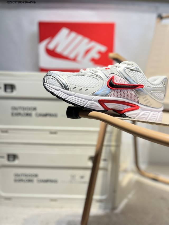 nike V5 Rnr 舒适百搭防滑耐磨 低帮跑步鞋 舒适有型适合日常穿着该鞋款延续千禧年经典设计搭载泡绵中底厚实而轻盈匠心细节巧搭立体耐克勾标志焕新演绎复古跑