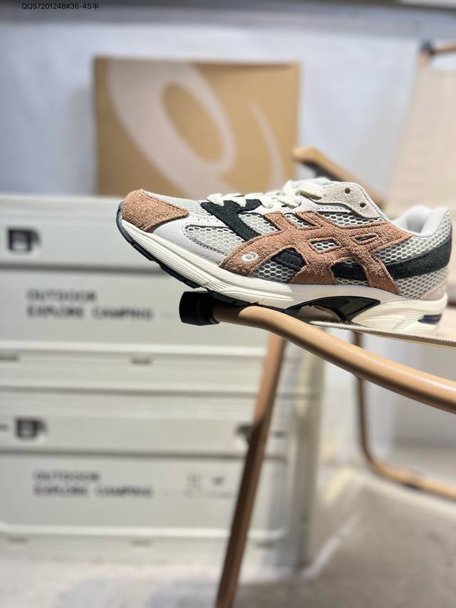 asics Gel-1 亚瑟士经典跑鞋 如今机能风和户外风吹得正劲，便是主打“Urban Outdoor机能越野风格”，城市和户外场景都能轻松应对。关键是跑鞋的