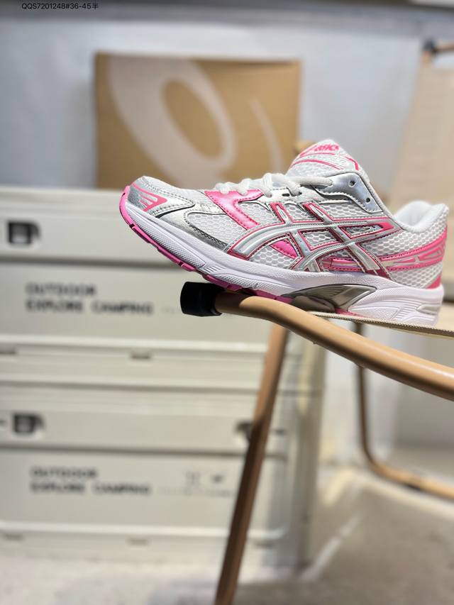 asics Gel-1 亚瑟士经典跑鞋 如今机能风和户外风吹得正劲，便是主打“Urban Outdoor机能越野风格”，城市和户外场景都能轻松应对。关键是跑鞋的