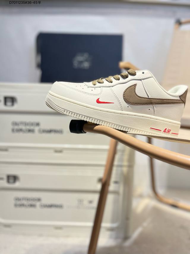 耐克 Nike Air Force 1 '07空军一号 百搭休闲运动板鞋。柔软、弹性十足的缓震性能和出色的中底设计，横跨复古与现代的外型结合，造就出风靡全球三十