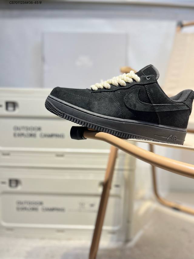 耐克 Nike Air Force 1 '07空军一号 百搭休闲运动板鞋。柔软、弹性十足的缓震性能和出色的中底设计，横跨复古与现代的外型结合，造就出风靡全球三十