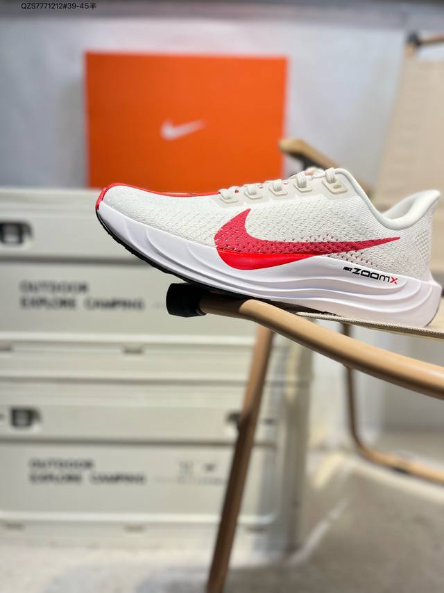 nk Zoom Pegasus Plus 超级飞马涡轮增压马拉松慢跑鞋 在设计上延续了原版鞋款的经典风格，向 Pegasus Turbo 致敬。鞋面采用 Fly