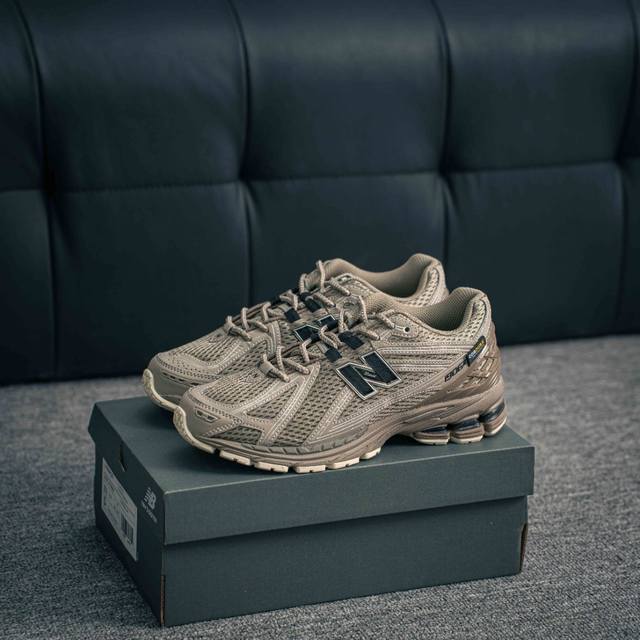核心私 New Balance 1906系列 休闲鞋 #采用轻质牛剖革拼接透气网眼衬垫织物鞋面材质 T-Beam大底提供足步弓支撑，保持步态稳定 后跟搭载外露缓