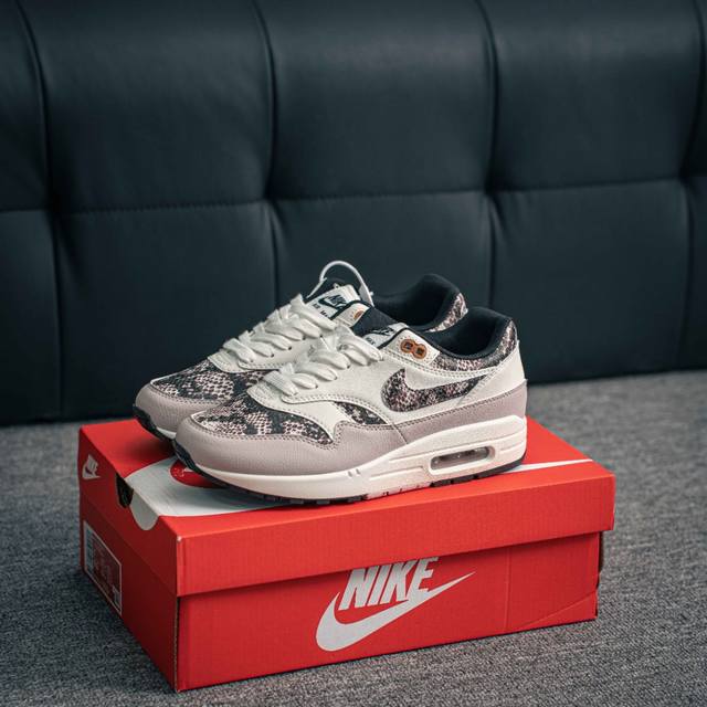 核心私 Nike Air Max 1 耐克气垫 缓震 耐磨运动鞋 鞋身材质均选择皮革 织物 麂皮多种材质覆盖 保证质感的前提下 层次感也相当不错 带有开窗式 A