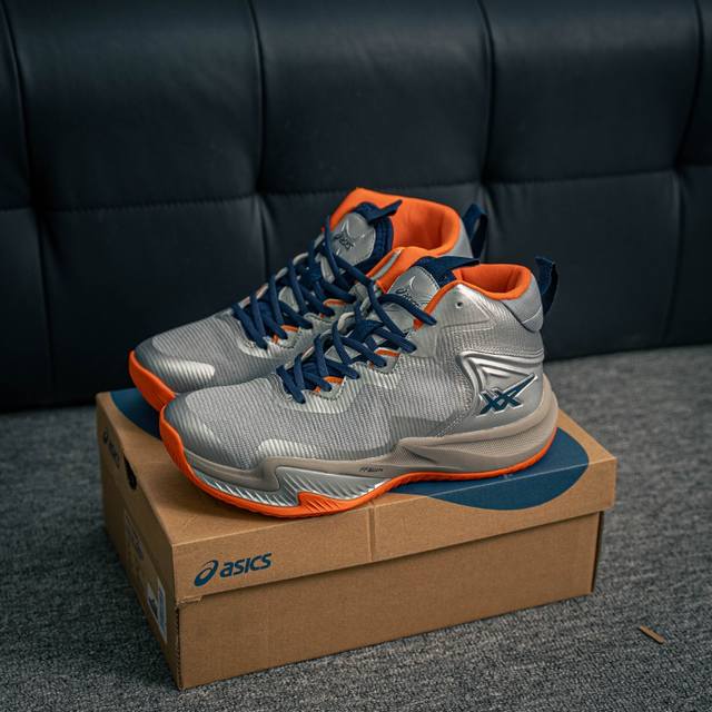 核心私 亚瑟士 Asics 篮球鞋巴黎奥运款中帮缓震Nova Surge 3 Paris运动男款篮球鞋 巴黎奥运款。亚瑟士Nova Surge 3实战篮球鞋，外